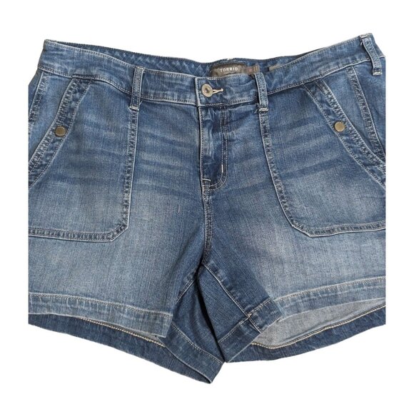 Torrid "Feel the Fit" Blue Denim Shorts Square Snap Pockets 4 1/2" Inseam Sz 16 - Picture 2 of 8